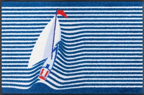Türvorleger Sailing Boat mit Segelschiff auf blau-weissem Streifenmuster
