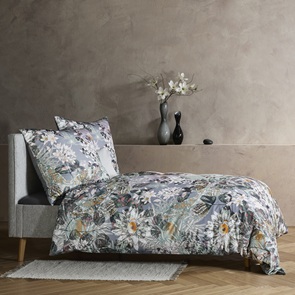 Flanell Bettwäsche Fleuresse Valencia mit Blumendessin in kräftigen Farben und Uni-Rückseite in lila