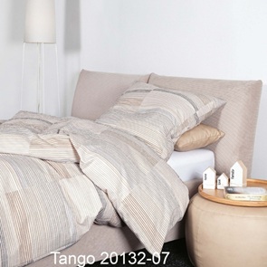 Soft-Seersucker Bettwäsche Garnitur Janine tango mit beigem und hellbraunem Streifendessin