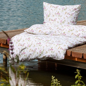 Soft-Seersucker Bettwäsche Garnitur Janine tango mit Blumenwiese voller zarten Blumenblüten in altrosa