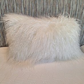 Zierkissen weiss mit Fell von Schwarznasenschafen