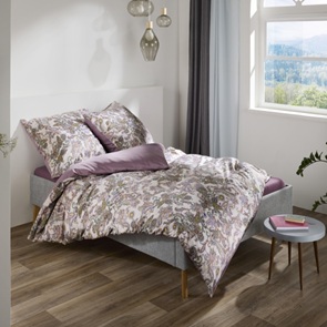 Satin Bettwäsche Fleuresse Black-Premium in der Farbe Bunt-09 mit Paisley- und Ornamentdessin in Violett- und Lilatönen