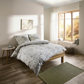 Satin Bettwäsche Fleuresse Black-Premium in der Farbe Grau-Grün-07 mit zartem Blätterdessin