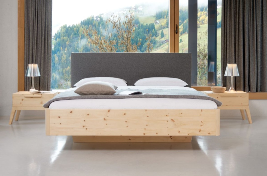 Arve-Massivholzbett Gardena mit gepolstertem Kopfteil – Bild 2